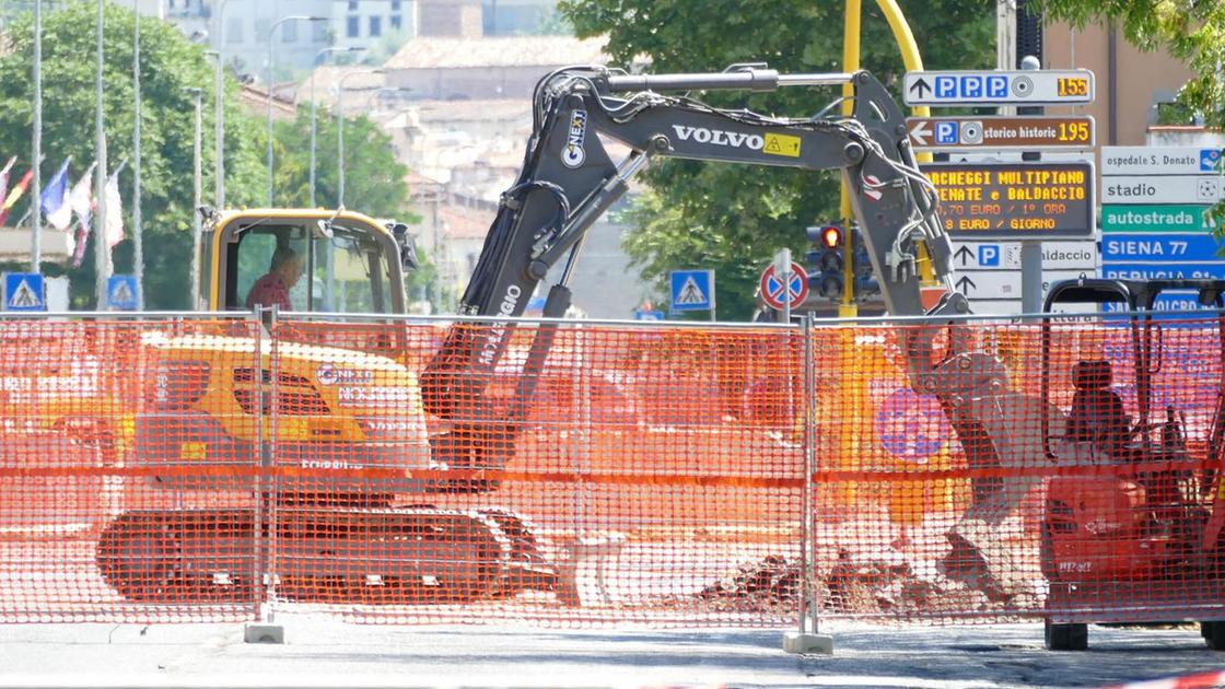 Rotatoria Fiorentina. Il cantiere è ripartito durante la fiera dell’oro Rotatoria Fiorentina. Il cantiere è ripartito durante la fiera dell’oro
