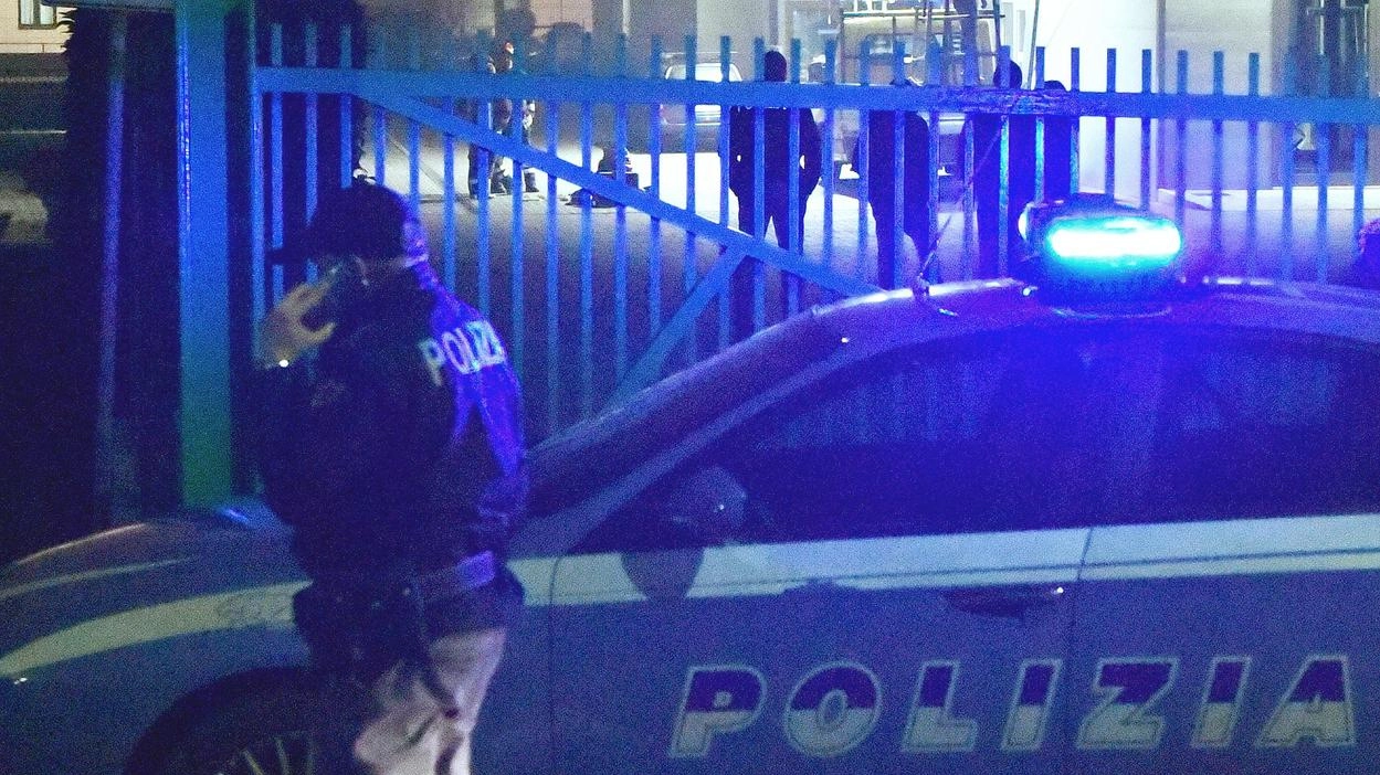 Lo hanno circondato e perquisito. Volevano rapinarlo. "Macché, questo non ha nemmeno il borsello", aveva detto uno dei tre... Lo hanno circondato e perquisito. Volevano rapinarlo. "Macché, questo non ha nemmeno il borsello", aveva detto uno dei tre...