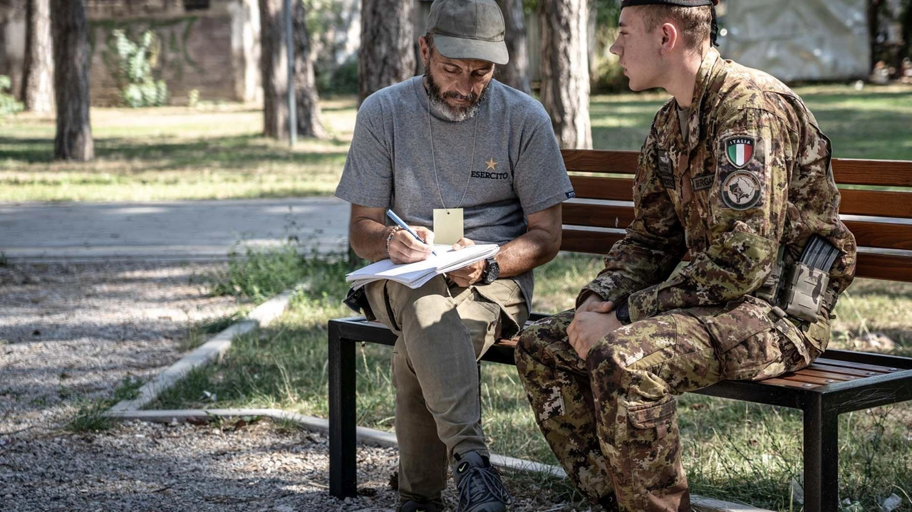 Il rientro della Bandiera di Guerra ha segnato la fine dell’impiego nei Balcani. Bergagna è tra i militari più giovani ad aver partecipato all’operazione ’KFor’. "Svolgiamo i nostri compiti con grande attenzione alle tradizioni locali". Il rientro della Bandiera di Guerra ha segnato la fine dell’impiego nei Balcani. Bergagna è tra i militari più giovani ad aver partecipato all’operazione ’KFor’. "Svolgiamo i nostri compiti con grande attenzione alle tradizioni locali".