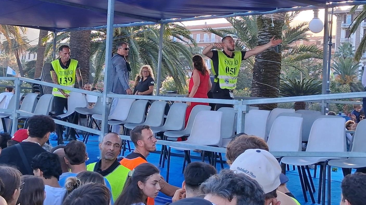 Resta l’inibizione a carico del presidente Terenziani e del dirigente Vivaldi. Cedimento della tribuna autorità, scagionati i tifosi della borgata Marola. Resta l’inibizione a carico del presidente Terenziani e del dirigente Vivaldi. Cedimento della tribuna autorità, scagionati i tifosi della borgata Marola.