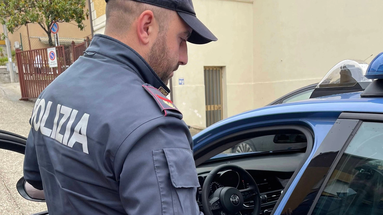 E’ accaduto in un negozio nel centro di Perugia. La polizia ha arrestato il 54enne con l’accusa di tentata rapina impropria