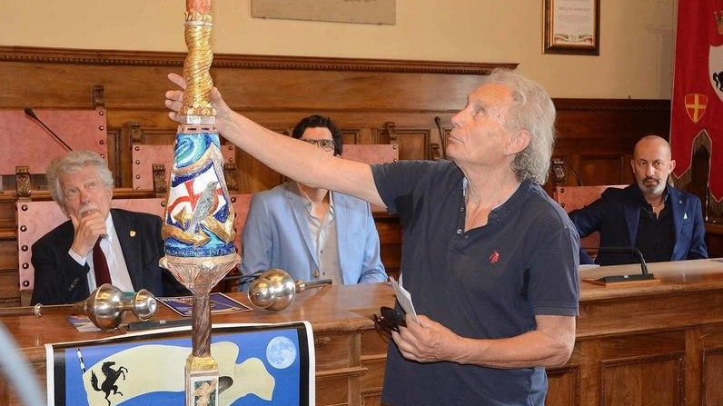 Il maestro intagliatore Francesco Conti mostra la lancia d’oro dedicata al Giubileo della Speranza realizzata nella sua bottega di via Mazzini Il maestro intagliatore Francesco Conti mostra la lancia d’oro dedicata al Giubileo della Speranza realizzata nella sua bottega di via Mazzini