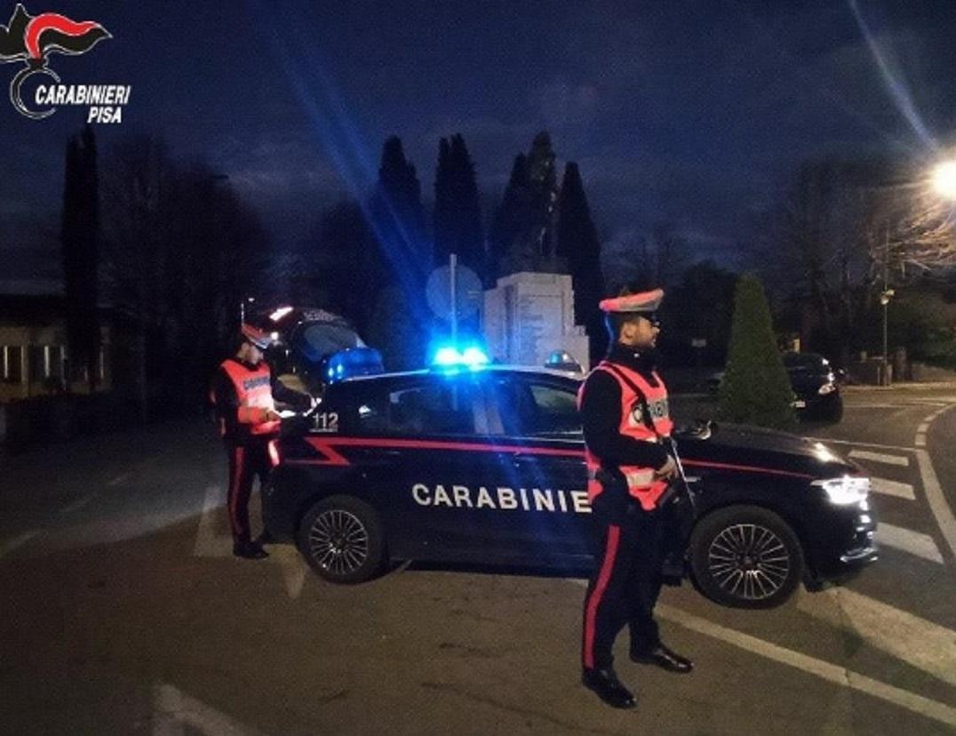 Spara da casa contro due giovani, pallini a 10 centimetri dalla testa. I ragazzi cercavano il cane Spara da casa contro due giovani, pallini a 10 centimetri dalla testa. I ragazzi cercavano il cane