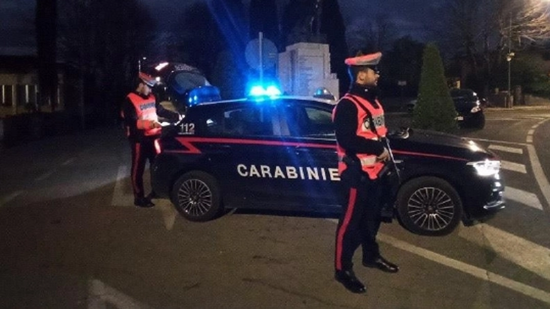 L’altra sera a Villa Campanile sono intervenuti i carabinieri che hanno denunciato l’anziano che ha sparato dalla finestra e gli hanno sequestrato i fucili L’altra sera a Villa Campanile sono intervenuti i carabinieri che hanno denunciato l’anziano che ha sparato dalla finestra e gli hanno sequestrato i fucili