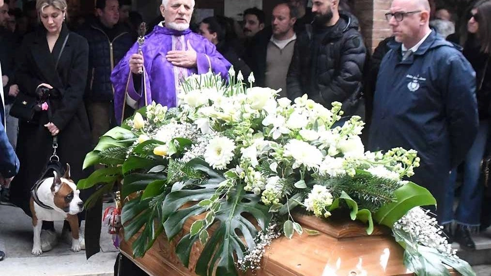 Dovranno rispondere di omicidio colposo il datore di lavoro, i dirigenti della società costruttrice e del cantiere in cui operava Lorenzo Bertanelli. Dovranno rispondere di omicidio colposo il datore di lavoro, i dirigenti della società costruttrice e del cantiere in cui operava Lorenzo Bertanelli.