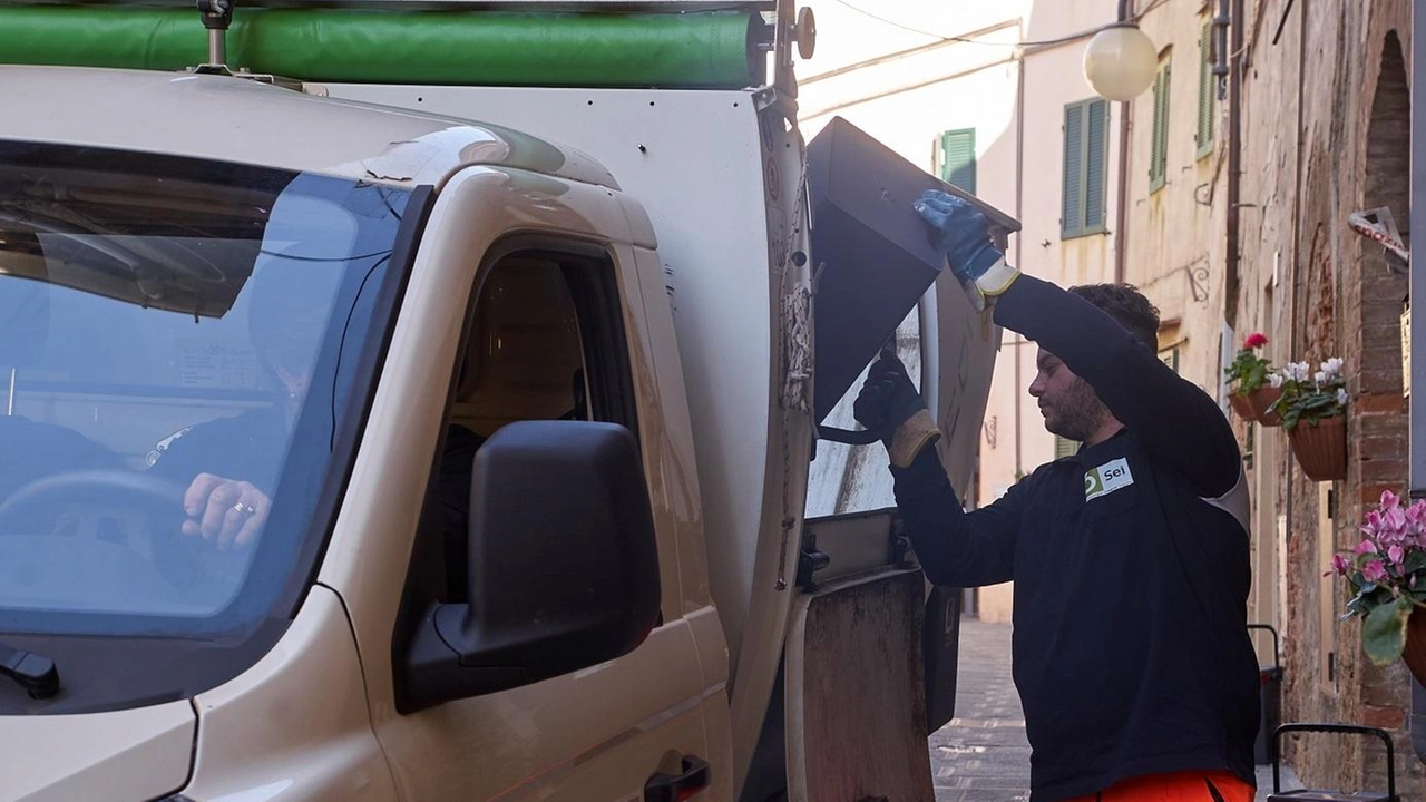 Raccolta differenziata, un operatore al lavoro in una foto di repertorio Raccolta differenziata, un operatore al lavoro in una foto di repertorio