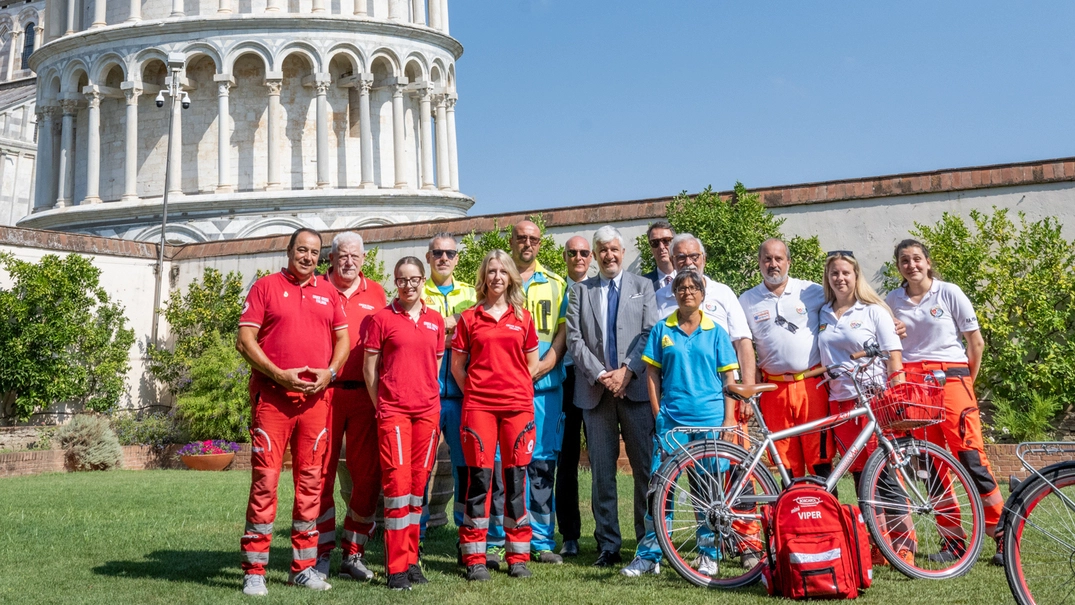 La squadra dei soccorritori in piazza dei Miracoli La squadra dei soccorritori in piazza dei Miracoli