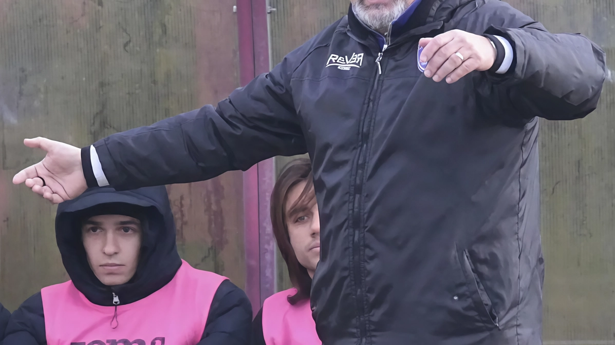 L’allenatore della Castiglionese Roberto Fani. Dopo la sconfitta di domenica scorsa è arrivato il riscatto che vale la vetta della classifica L’allenatore della Castiglionese Roberto Fani. Dopo la sconfitta di domenica scorsa è arrivato il riscatto che vale la vetta della classifica
