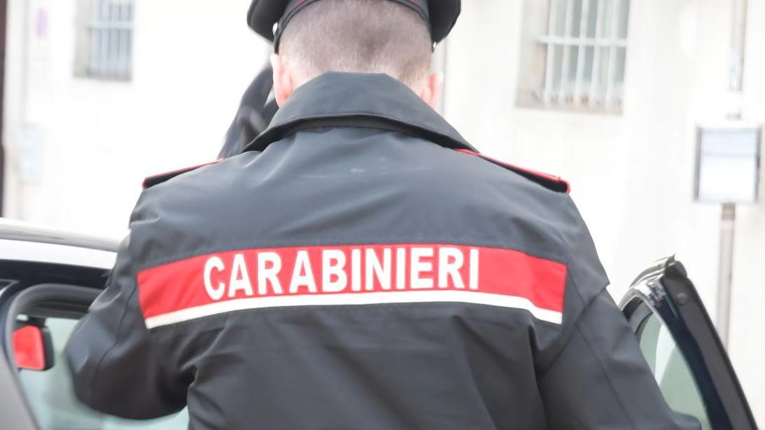 Stava molestando con gesti e frasi oscene due ragazzine di 14 e 15 anni, per le vie lungo il centro...