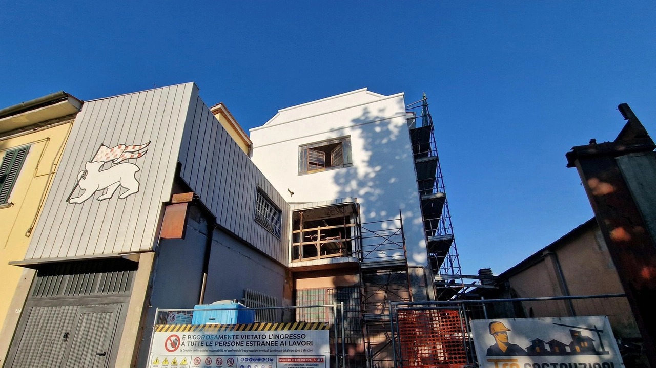 Completato il rifacimento dell’istituto secondario dopo la demolizione del vecchio edificio in amianto. Via al cantiere alla palazzina di via Gonfiantini che ospirerà per alcuni anni delle classi del Fedi-Fermi. Completato il rifacimento dell’istituto secondario dopo la demolizione del vecchio edificio in amianto. Via al cantiere alla palazzina di via Gonfiantini che ospirerà per alcuni anni delle classi del Fedi-Fermi.