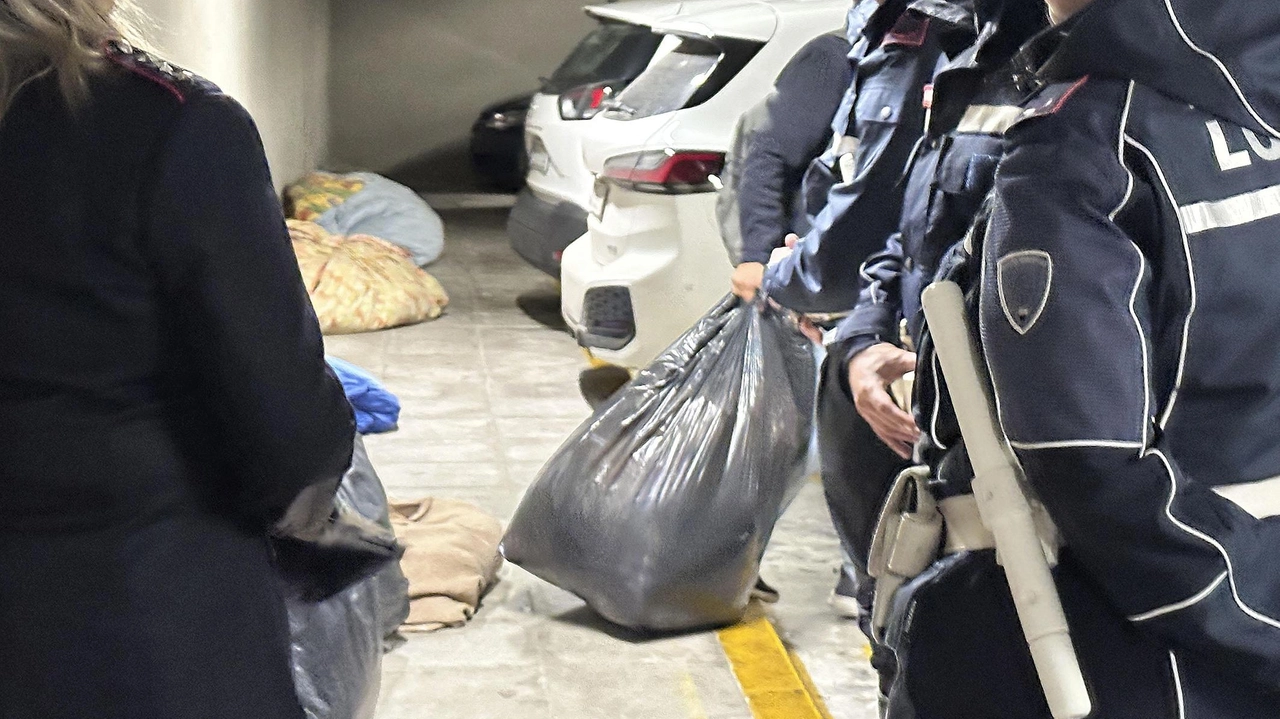 La Municipale, con garbo e umanità, ha. invitato i migranti ad uscire e tolto i sacchi La Municipale, con garbo e umanità, ha. invitato i migranti ad uscire e tolto i sacchi