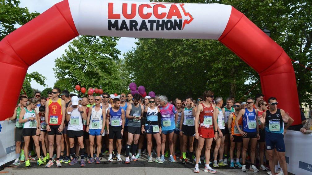 https://www.lanazione.it/image-service/view/acePublic/alias/contentid/Y2FmNWMzODctNWUxNy00/0/lucca-half-marathon-oltre-1500-atleti-in-gara-dallitalia-e-dallestero.jpeg?f=16:9&w=1200&h=630