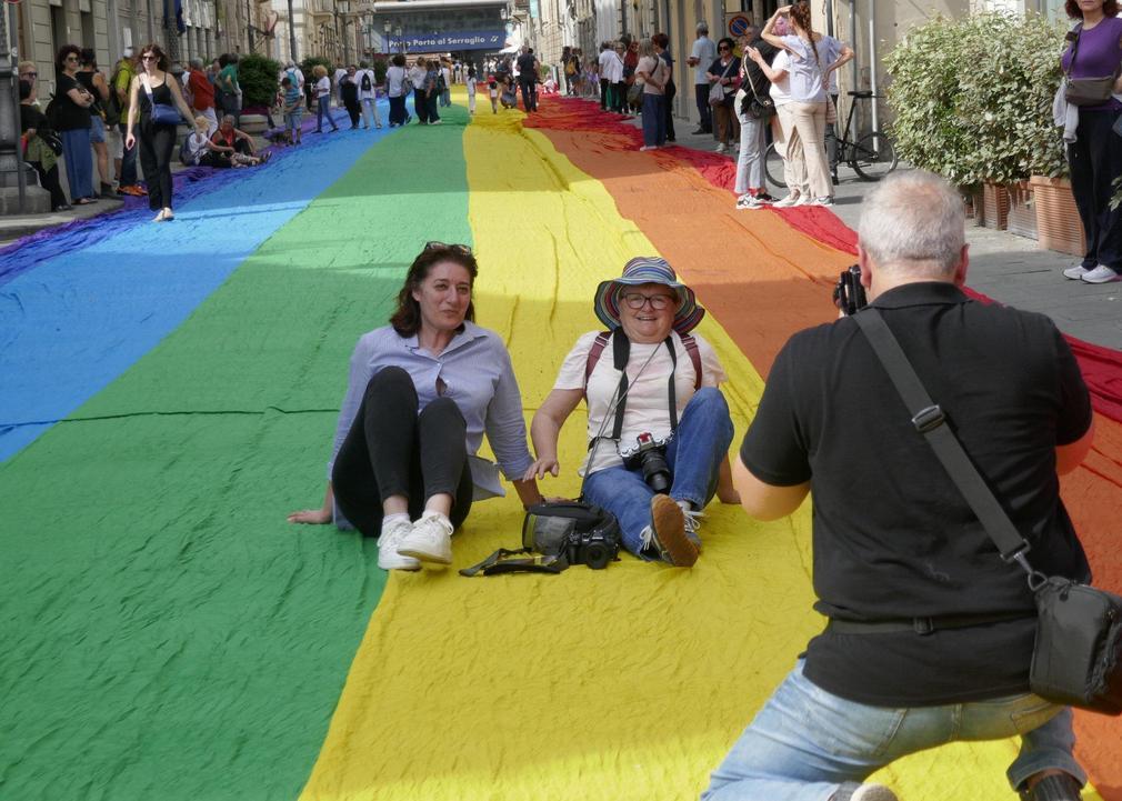 https://www.lanazione.it/image-service/view/acePublic/alias/contentid/Y2I0ODA0N2EtYzExZC00/0/i-colori-della-pace-la-bandiera-record-porta-in-centro-speranza-e-allegria.jpeg