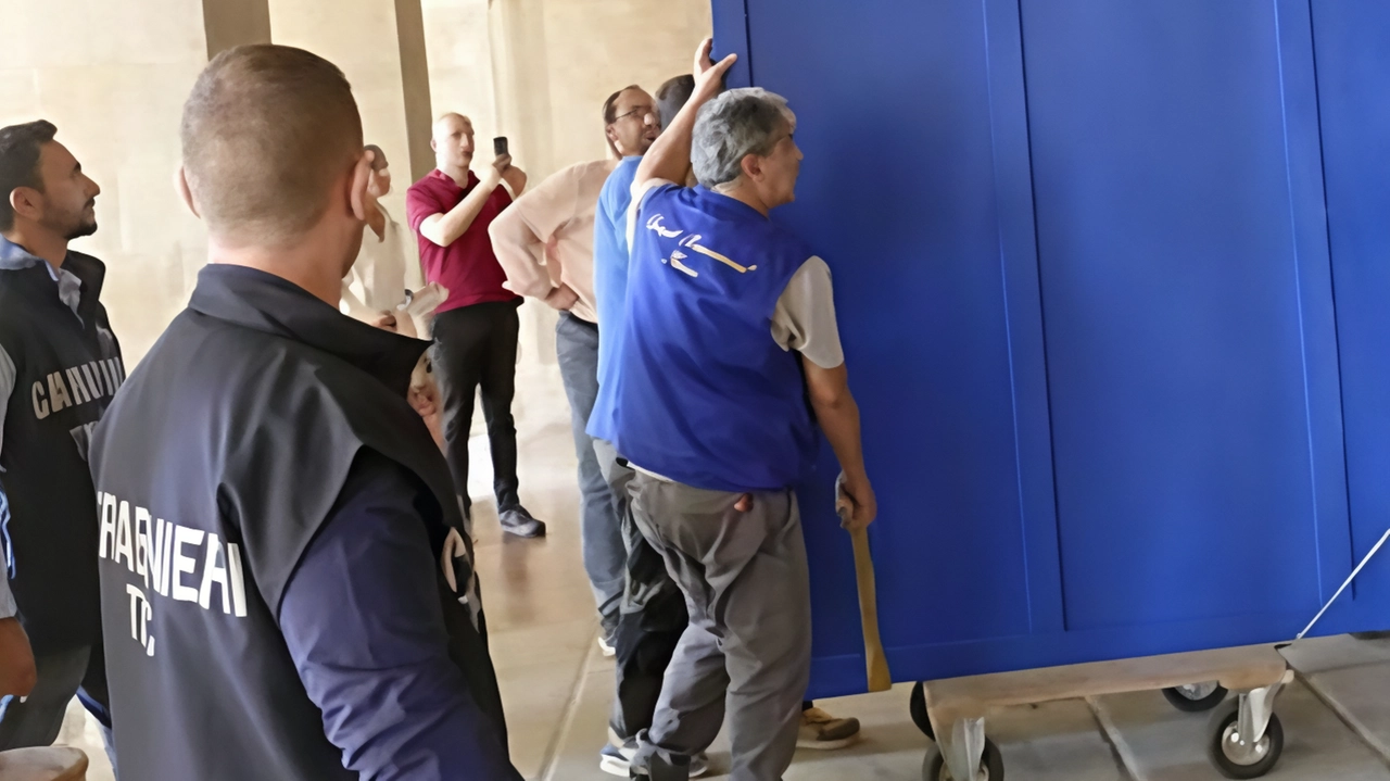 La chiesa di San Michele a Carmignano è vuota, senza panche e opere d'arte. Il restauro è necessario ma i fondi sono incerti. La Diocesi e la Soprintendenza stanno valutando le prospettive future. Il contributo del Comune e possibili aiuti regionali e ministeriali sono in discussione. La chiesa di San Michele a Carmignano è vuota, senza panche e opere d'arte. Il restauro è necessario ma i fondi sono incerti. La Diocesi e la Soprintendenza stanno valutando le prospettive future. Il contributo del Comune e possibili aiuti regionali e ministeriali sono in discussione.