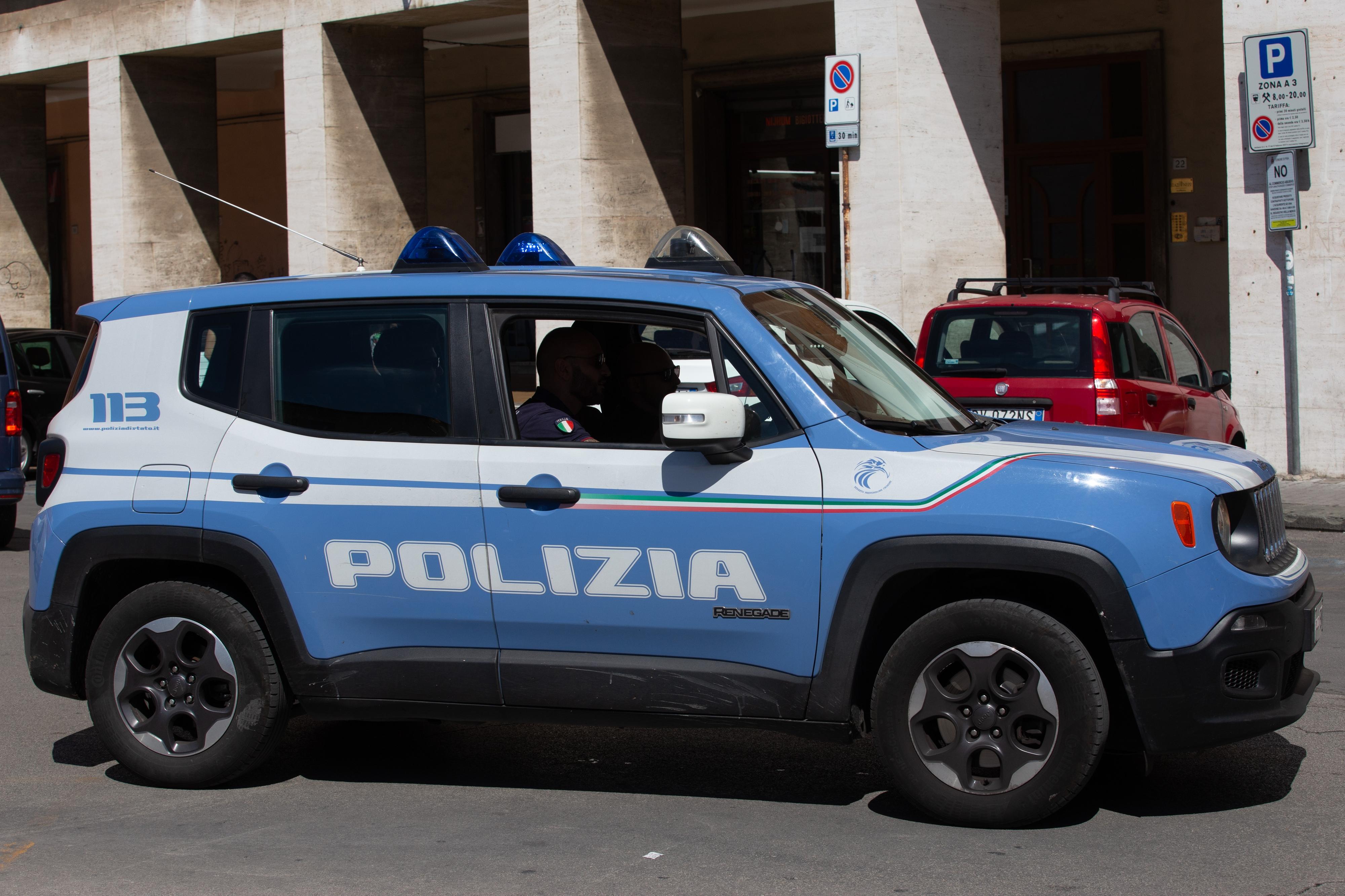 violenta e picchia la compagna arrestato