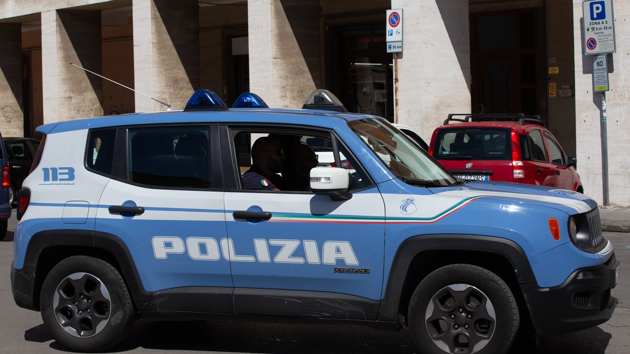 Una volante della polizia (foto di repertorio) Una volante della polizia (foto di repertorio)