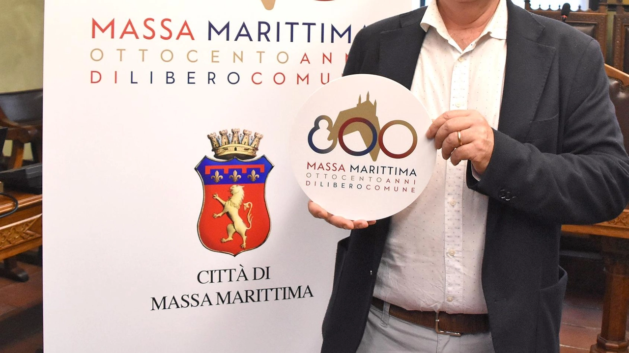 Il vicesindaco di Massa Marittima, Maurizio Giovannetti, mostra il logo della ricorrenza per il suo Comune Il vicesindaco di Massa Marittima, Maurizio Giovannetti, mostra il logo della ricorrenza per il suo Comune