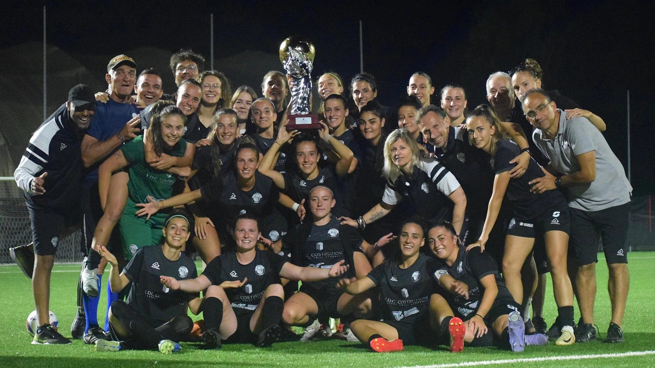 Premiazione dell’Asd Spezia Women per la recente vittoria in campionato Premiazione dell’Asd Spezia Women per la recente vittoria in campionato