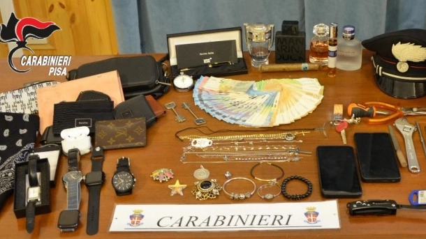 Parte del materiale sequestrato dai carabinieri