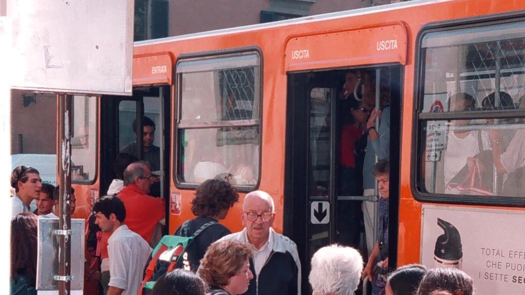 Passeggeri a una fermata (foto d’archivio) Passeggeri a una fermata (foto d’archivio)
