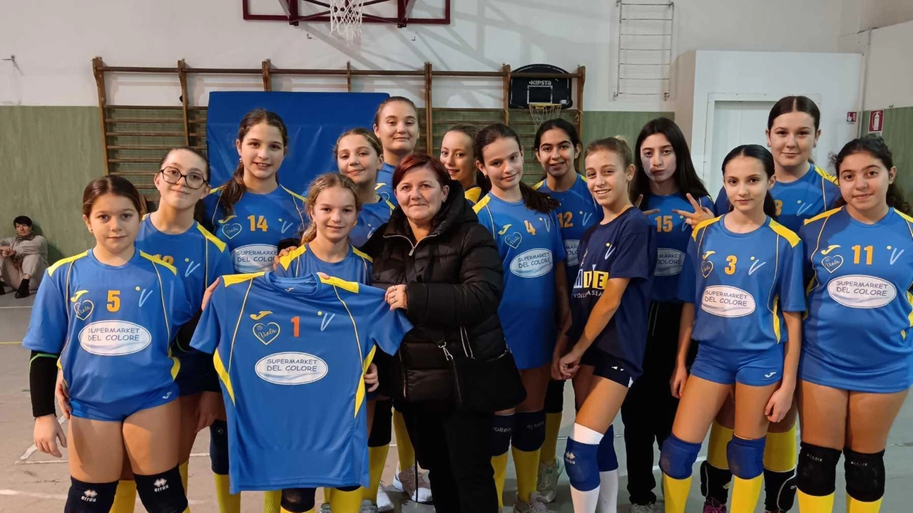 La Mise Volley ha voluto onorare la ragazza di 16 anni scomparsa dopo una malattia. Grande commozione alla consegna della maglietta con la ’V’ sul petto. La Mise Volley ha voluto onorare la ragazza di 16 anni scomparsa dopo una malattia. Grande commozione alla consegna della maglietta con la ’V’ sul petto.