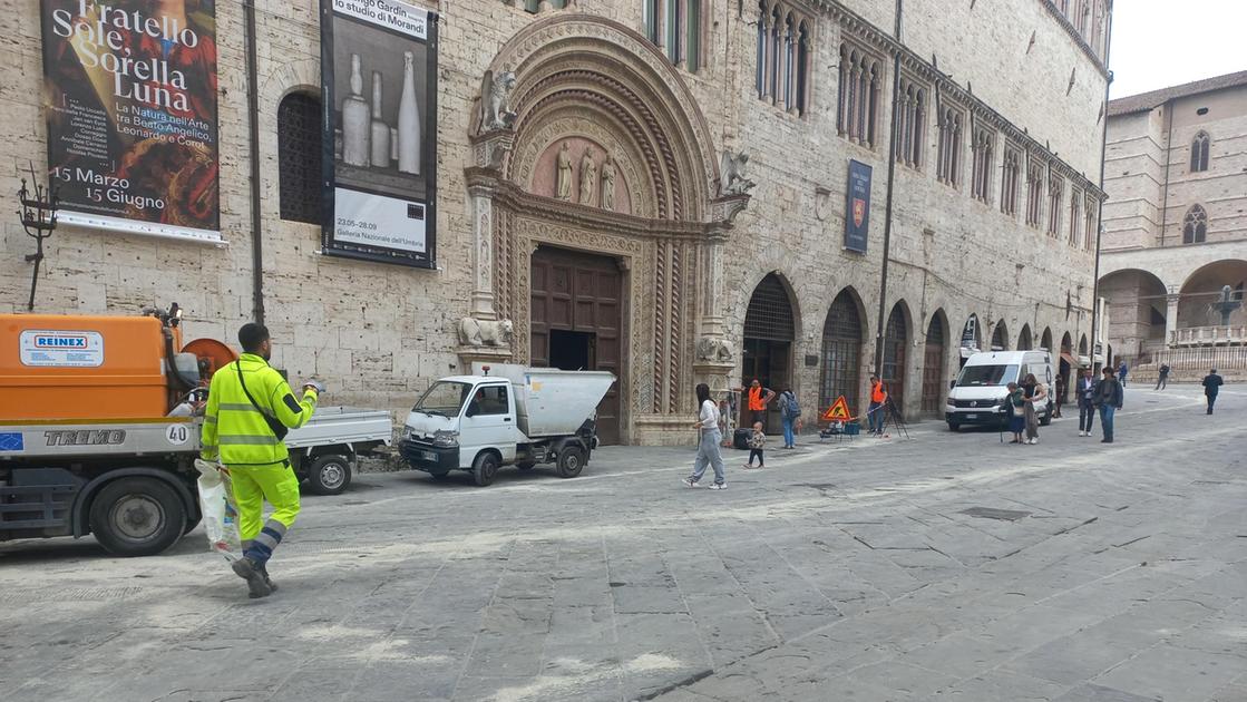 Disagi in centro Camion Gesenu perde olio . Imbrattato il Corso e piazza IV Novembre Disagi in centro Camion Gesenu perde olio . Imbrattato il Corso e piazza IV Novembre