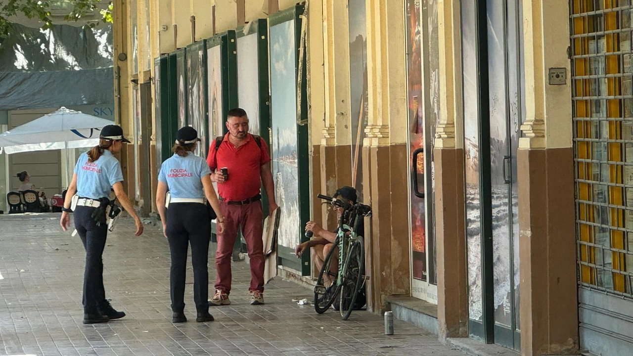 A Viareggio inizia la messa in sicurezza dell'area del "fu mercato", con l'entusiasmo dei residenti e l'avvio dei lavori pubblici. Un passo importante per la città. A Viareggio inizia la messa in sicurezza dell'area del "fu mercato", con l'entusiasmo dei residenti e l'avvio dei lavori pubblici. Un passo importante per la città.