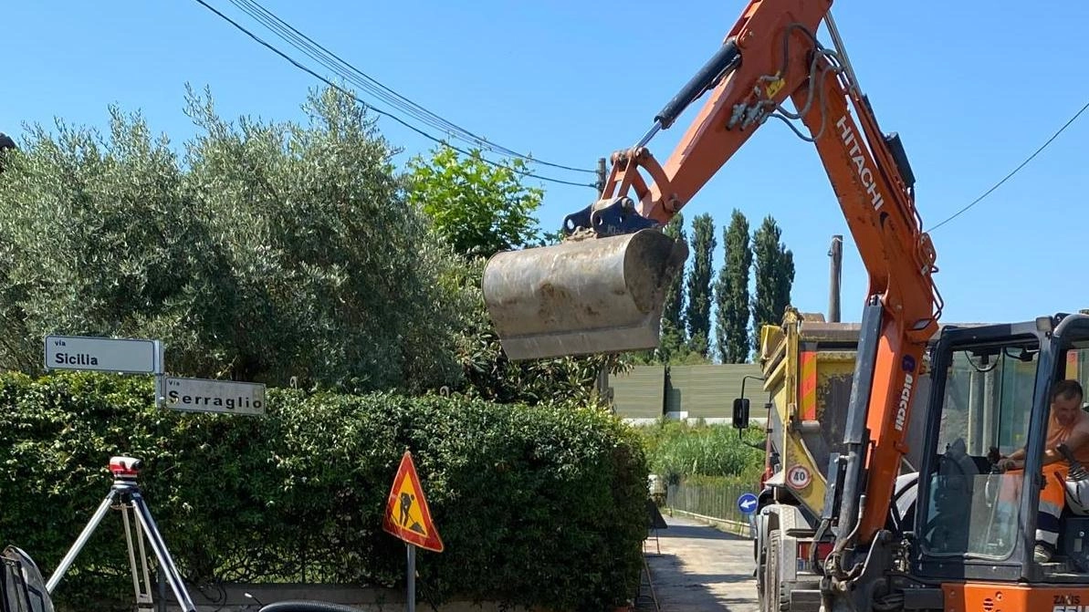 Il cantiere avviato in via del Serraglio prevede un primo lotto entro agosto nel tratto tra via Sicilia e via Matteucci Il cantiere avviato in via del Serraglio prevede un primo lotto entro agosto nel tratto tra via Sicilia e via Matteucci