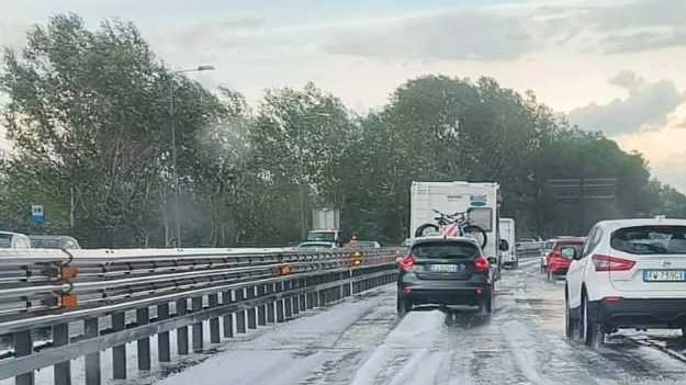 Come si vede dalla foto postata sui social dei Dannati della FiPiLi la grandine in alcuni punti della superstrada ha superato alcuni centimetri. Una situazione improvvisa e impressionante per molti automobilisti Come si vede dalla foto postata sui social dei Dannati della FiPiLi la grandine in alcuni punti della superstrada ha superato alcuni centimetri. Una situazione improvvisa e impressionante per molti automobilisti