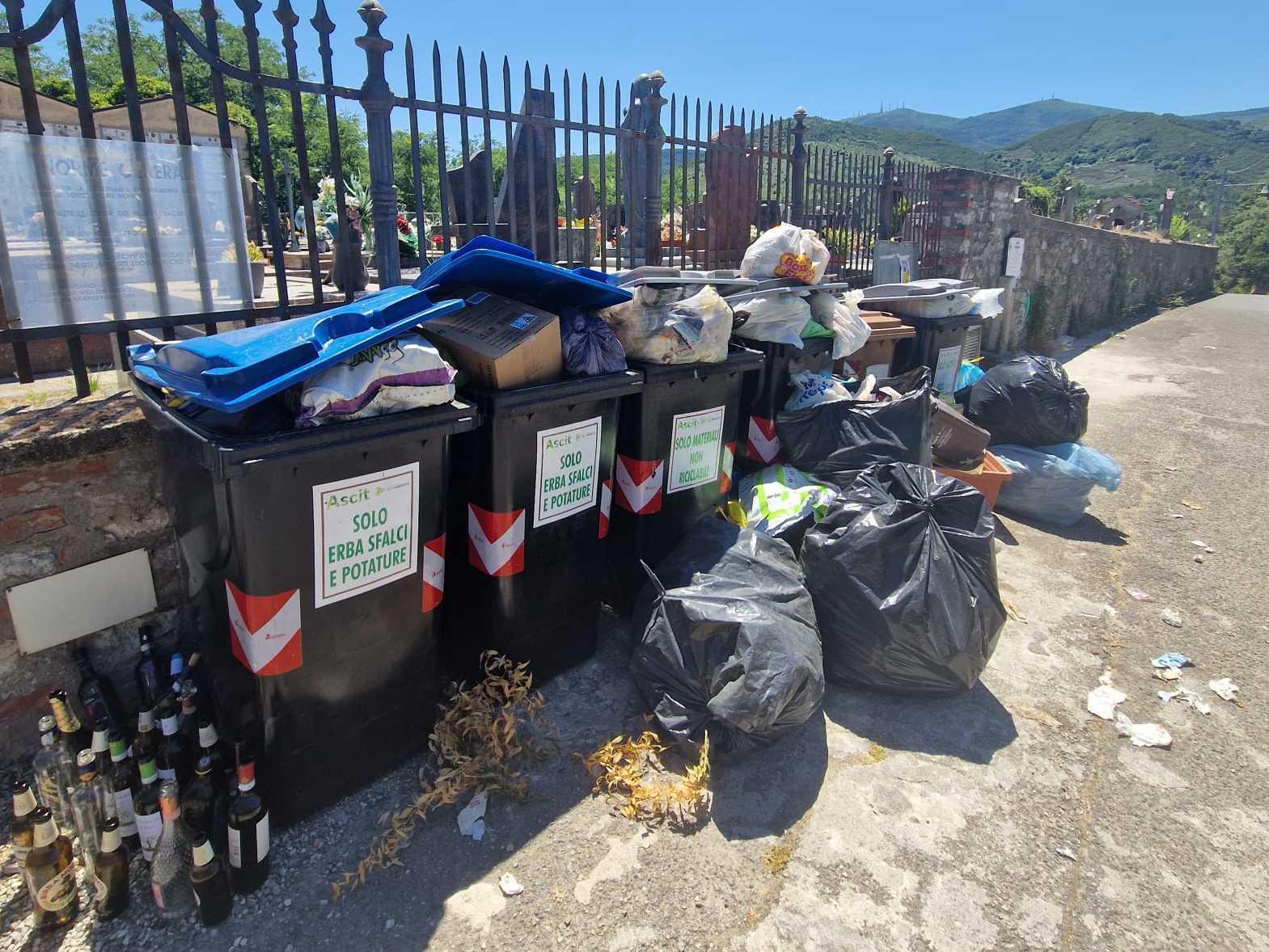 Rifiuti abbandonati al cimitero. Si indigna anche il parrocco Rifiuti abbandonati al cimitero. Si indigna anche il parrocco