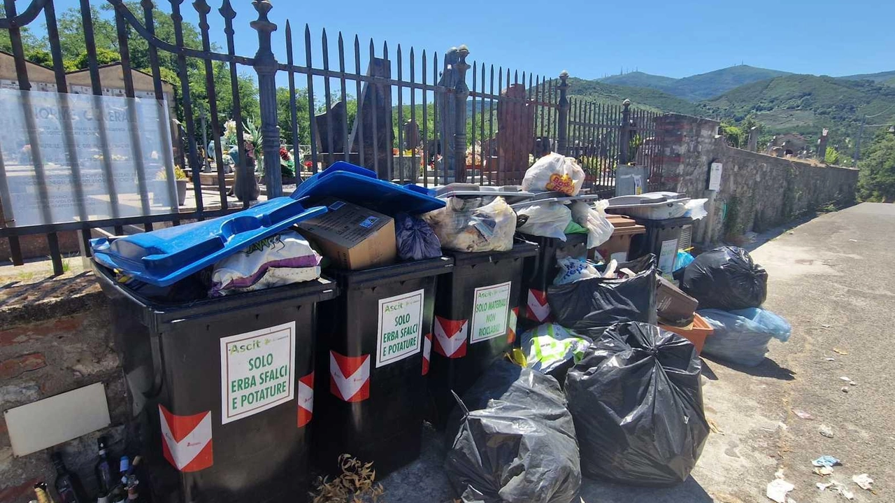 Il cumulo di rifiuti abbandonati davanti al cimitero di San Ginese di Compito