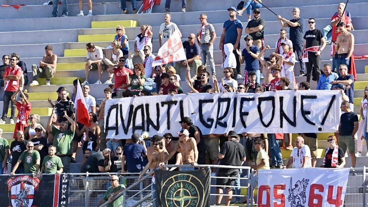 Il gruppo di tifosi che ha seguito l’undici biancorosso nella trasferta di Livorno