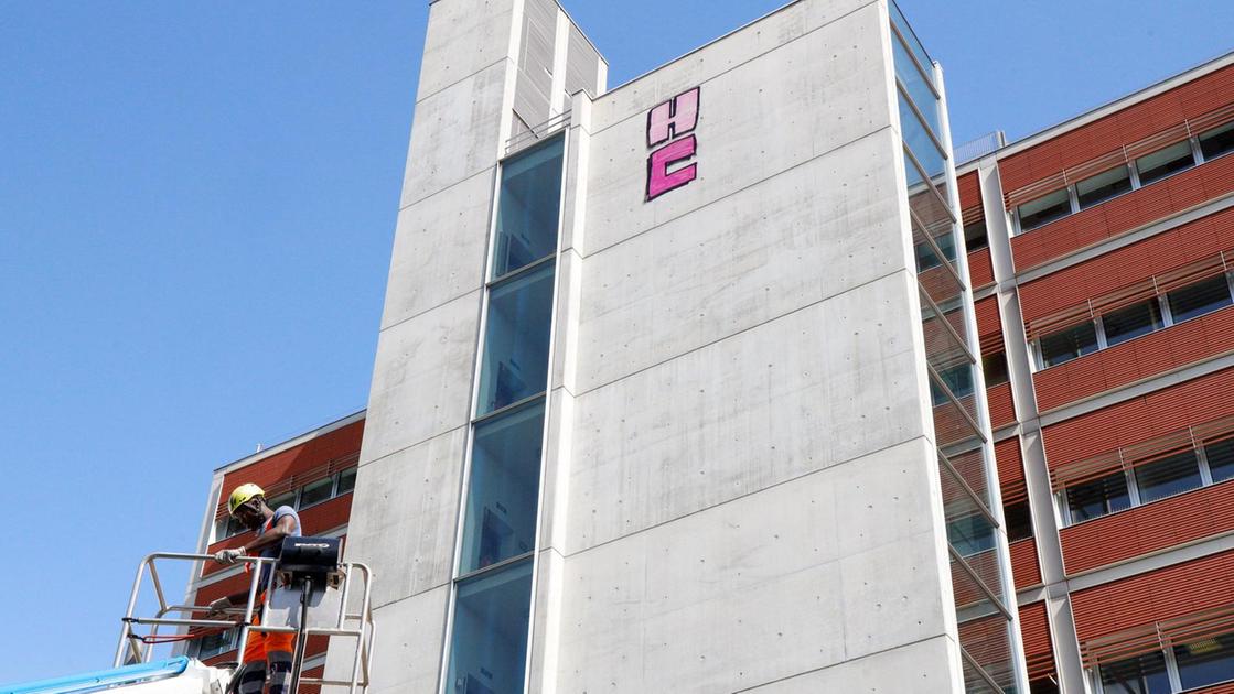 Imbrattata la torre del centro Rogers