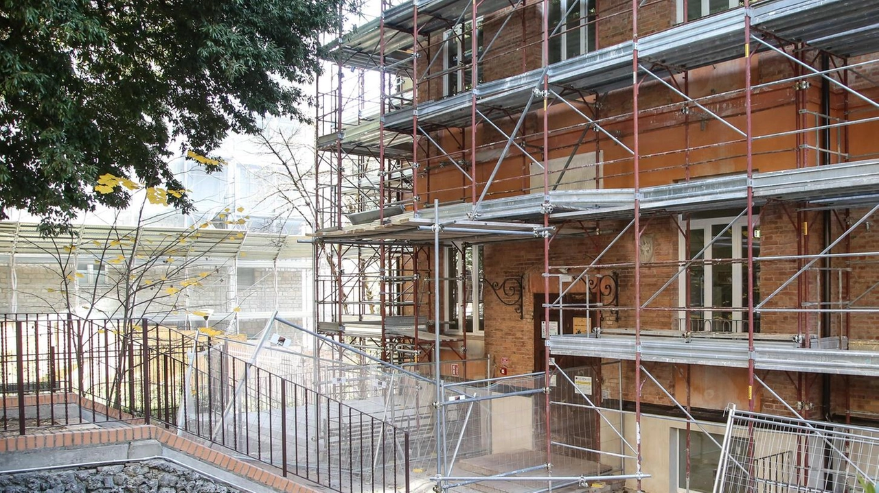 La sede della Valentini ancora stretta tra le impalcature del cantiere La sede della Valentini ancora stretta tra le impalcature del cantiere