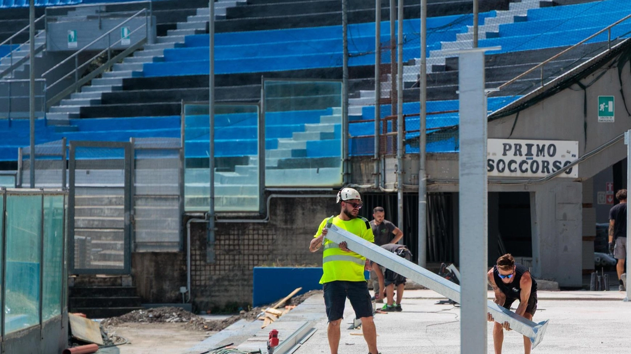 Operai al lavoro alla tribuna coperta: i primi pali dei field box (fotoservizio Del Punta per Valtriani) Operai al lavoro alla tribuna coperta: i primi pali dei field box (fotoservizio Del Punta per Valtriani)