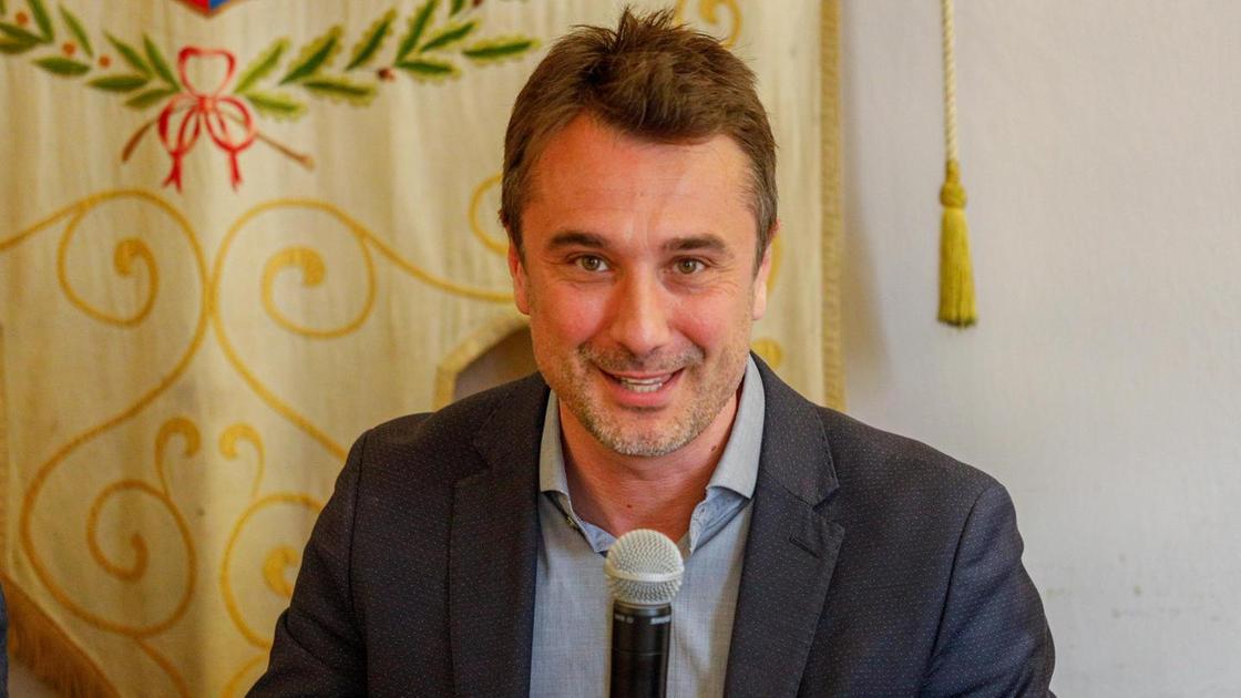 https://www.lanazione.it/image-service/view/acePublic/alias/contentid/Y2I4NWExMTktOTk0OS00/0/falchi-corre-in-regione-il-pd-non-la-prende-bene.jpeg?f=16:9&w=1200&h=630