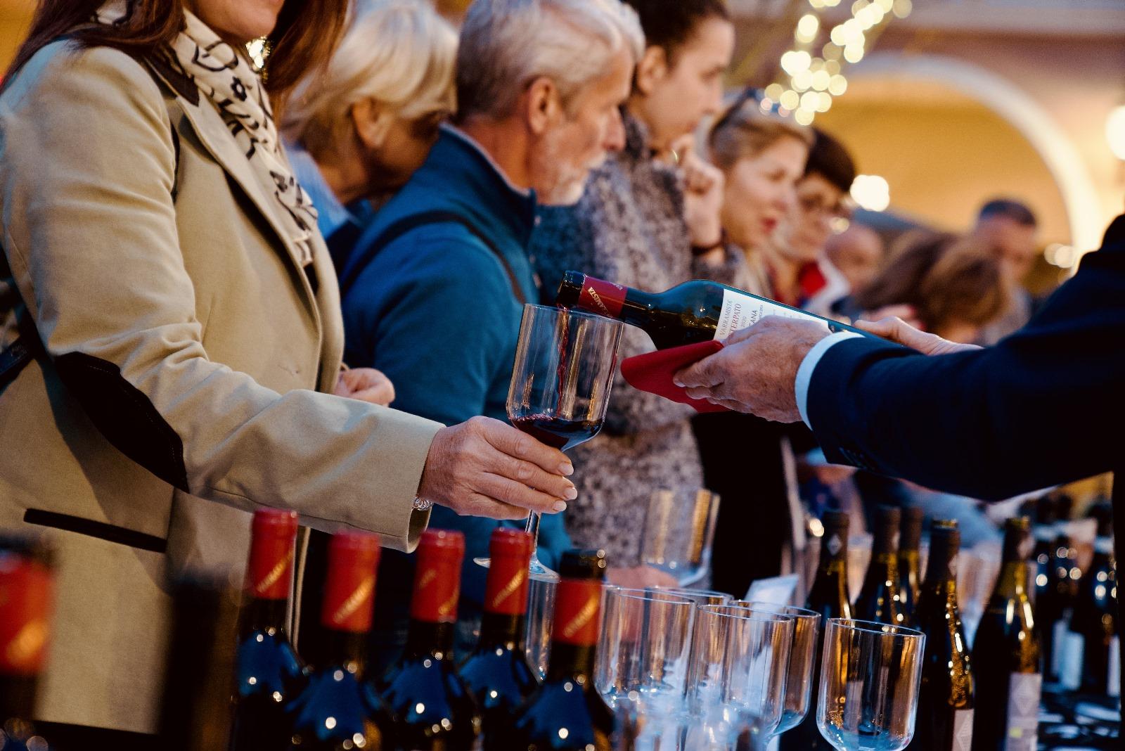 anteprima cantine aperte a valdichiana village eccellenze da tre regioni e cuore solidale per il meyer