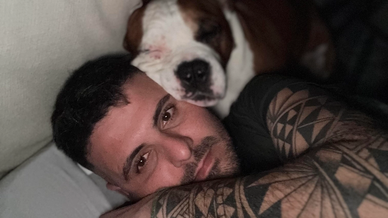 Lorenzo Bertanelli insieme al suo cane Aron