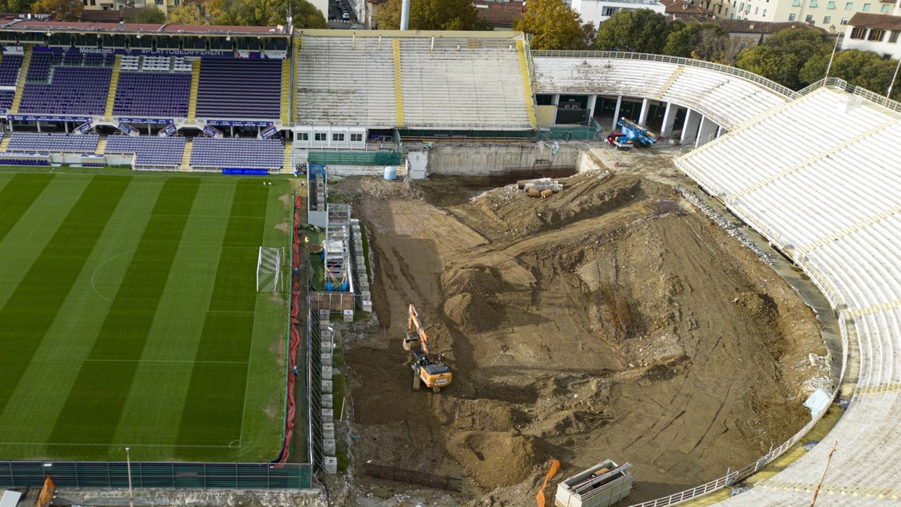 Una ripresa dall’alto dei lavori allo stadio Franchi, alla curva Fiesole. Ancora non c’è il cronoprogramma per il secondo lotto, che resta un rebus sia per i costi che per i tempi di realizzazione Una ripresa dall’alto dei lavori allo stadio Franchi, alla curva Fiesole. Ancora non c’è il cronoprogramma per il secondo lotto, che resta un rebus sia per i costi che per i tempi di realizzazione