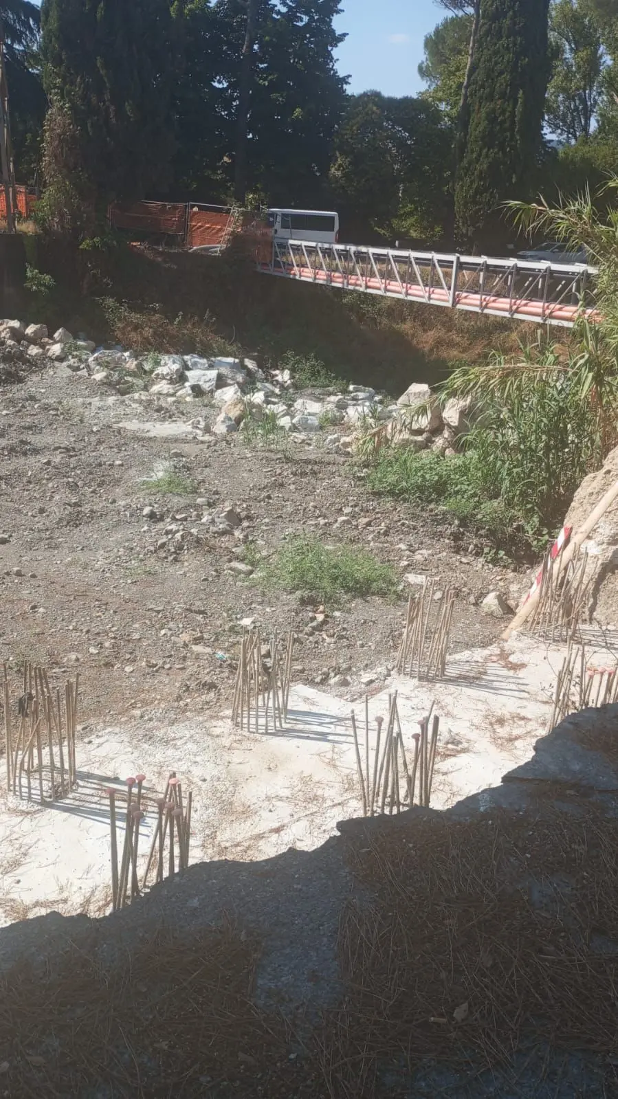 Via Falcinello, cantiere sotto accusa. “Chiarezza sulla fine dei lavori, lo stop al ponte crea gravi disagi”