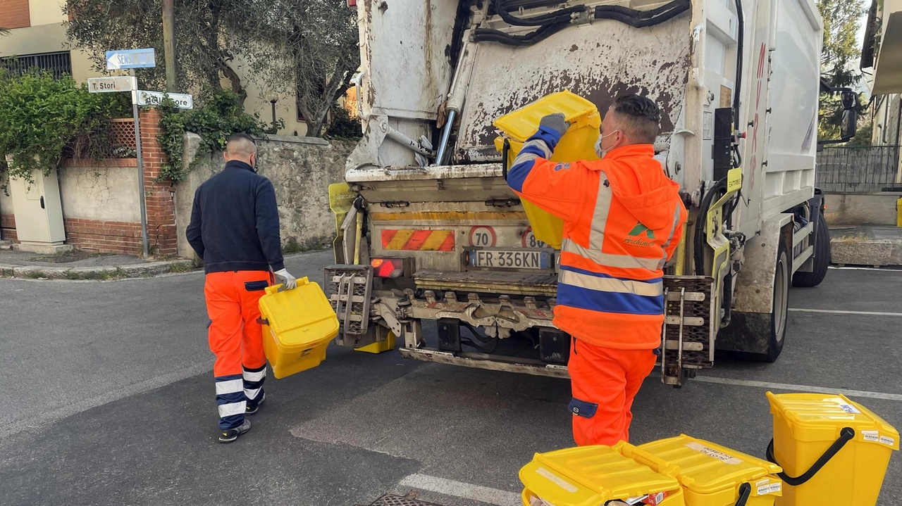 Due operatori impegnati nella raccolta porta a porta dei rifiuti. Il contenzioso tra Comune e Provincia sul tema della spazzatura durava da oltre sei anni (. foto di repertorio Due operatori impegnati nella raccolta porta a porta dei rifiuti. Il contenzioso tra Comune e Provincia sul tema della spazzatura durava da oltre sei anni (. foto di repertorio