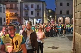 https://www.lanazione.it/image-service/view/acePublic/alias/contentid/Y2IwMDUxMDItYTkzZS00/0/fiaccolata.jpeg