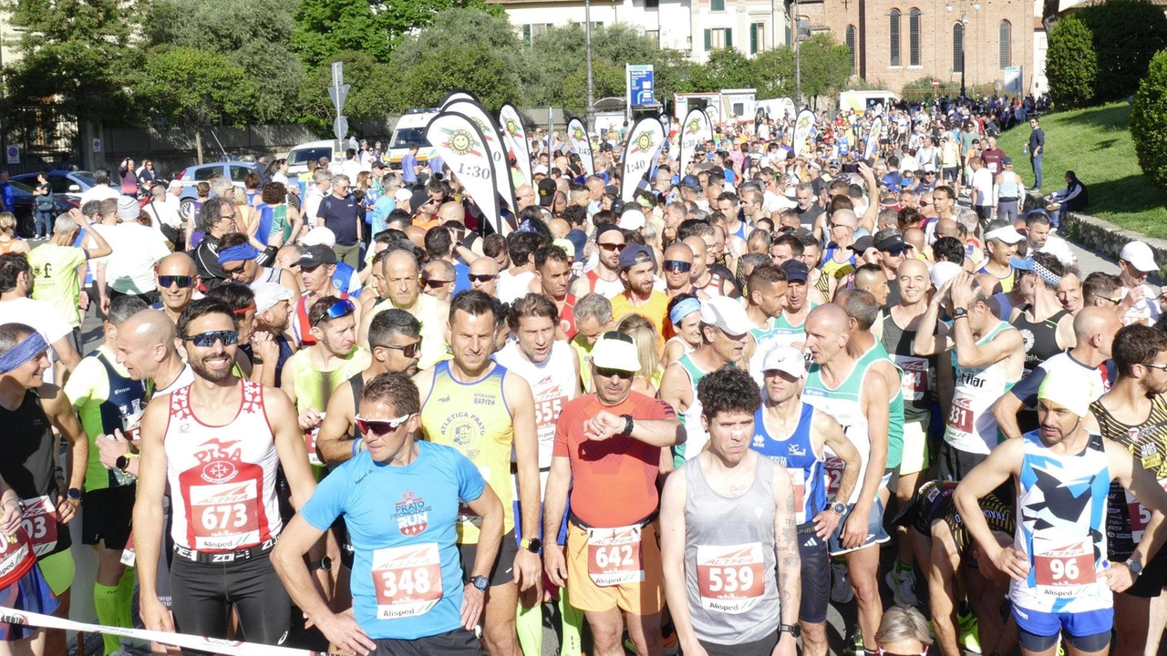 Pronti, via. Si parte. Sono tanti i partecipanti alla mezza maratona che si corre domenica a Prato con partenza dal Castello dell’Imperatore