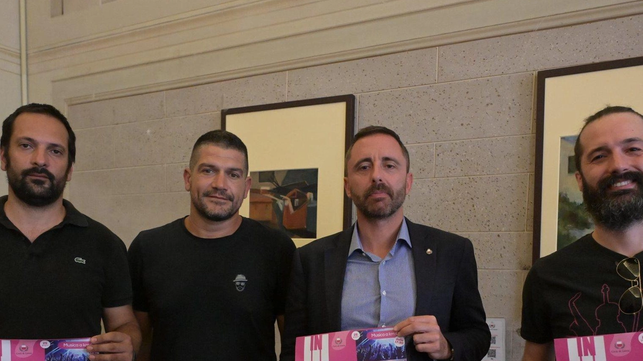 Il vicesindaco Fabio Barsanti (al centro) con gl organizzatori di InMusicLive a San Macario (foto Alcide) Il vicesindaco Fabio Barsanti (al centro) con gl organizzatori di InMusicLive a San Macario (foto Alcide)