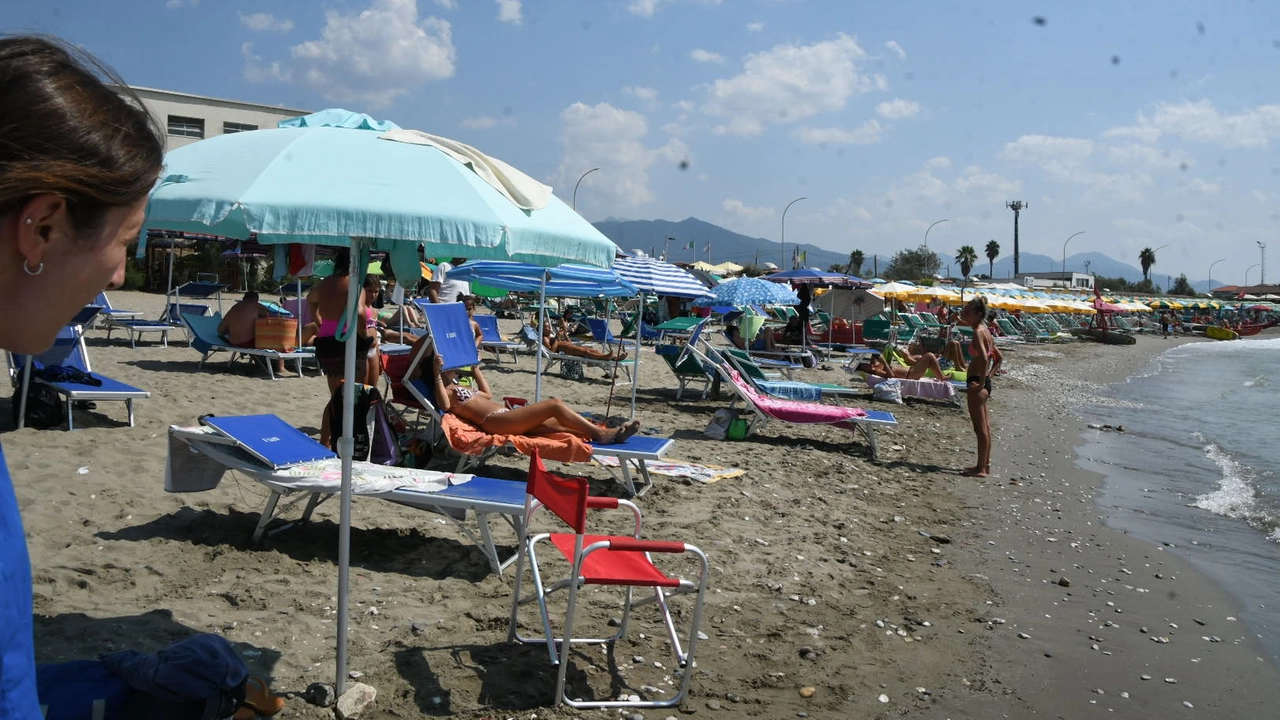Una spiaggia a Massa Carrara Una spiaggia a Massa Carrara