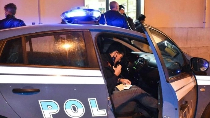 Una volante della polizia (foto di repertorio) Una volante della polizia (foto di repertorio)