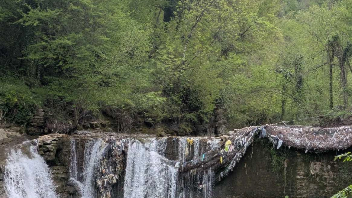 Le reti para-rifiuti messe nel Rovigo stanno cedendo sotto il peso dell’acqua