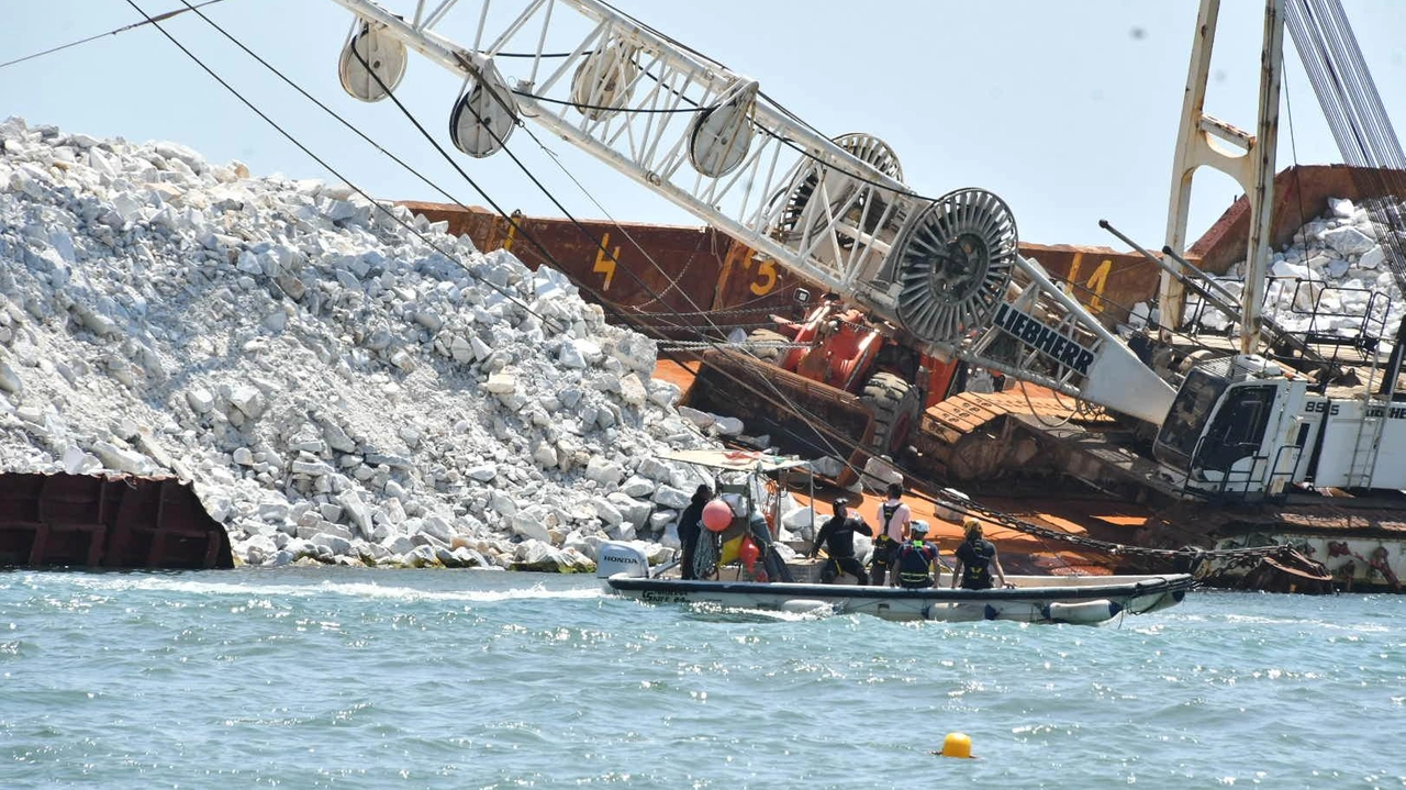 Almeno tre attività vendono i magneti con le foto della nave incagliata. Il pittore Bencreati, che ha vissuto il disastro in diretta, le ha dedicato dei quadri. Almeno tre attività vendono i magneti con le foto della nave incagliata. Il pittore Bencreati, che ha vissuto il disastro in diretta, le ha dedicato dei quadri.