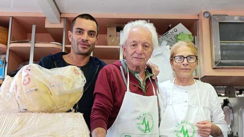 L’operatore Massimo Mallegni insieme alla moglie e al figlio L’operatore Massimo Mallegni insieme alla moglie e al figlio