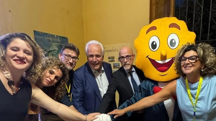 Il presidente della Toscana Eugenio Giani insieme ad alcuni degli organizzatori della manifestazione